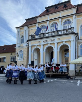 Stavanie májov a Otvorenie brán mesta Krupina