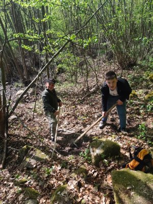 Krúžok mladých priateľov prírody a poľovníctva - čistenie studničiek