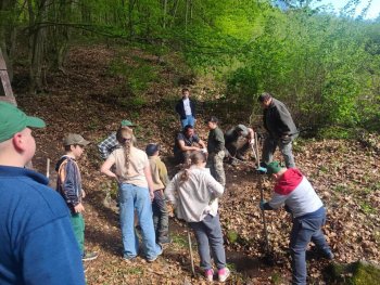 Krúžok mladých priateľov prírody a poľovníctva - čistenie studničiek