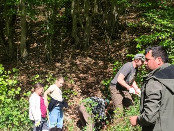 Krúžok mladých priateľov prírody a poľovníctva - čistenie studničiek