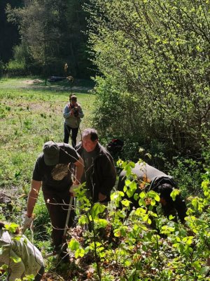 Krúžok mladých priateľov prírody a poľovníctva - čistenie studničiek